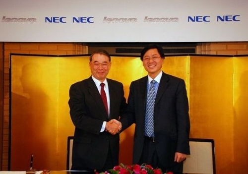 NEC全球总裁远藤信博(左)与联想集团CEO官杨元庆(有)签约现场